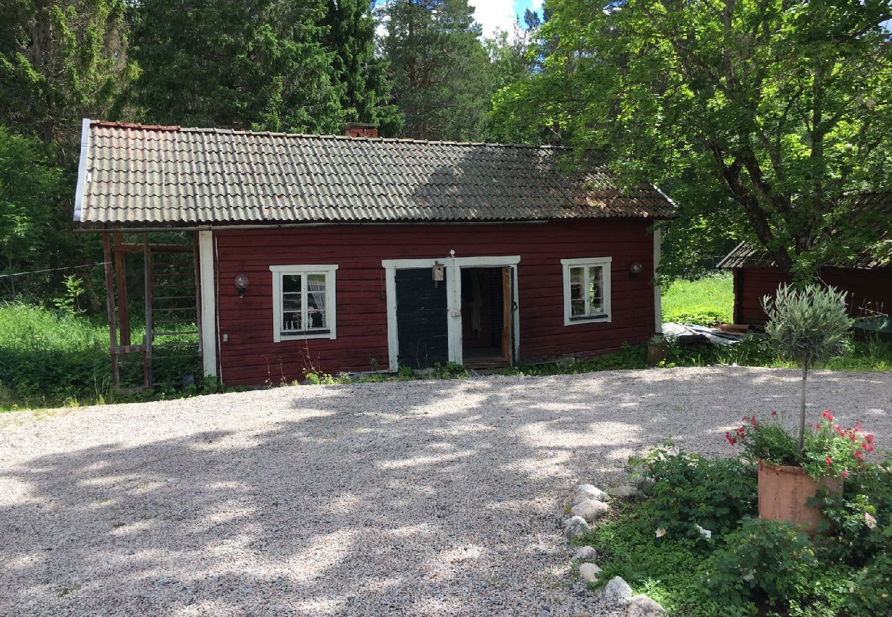 Stuga i Järlåsa - Semester i Uppland med båt nära Siggeforasjön