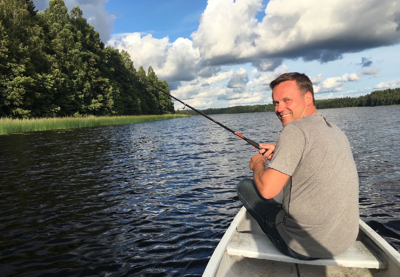 Stuga i Järlåsa - Semester i Uppland med båt nära Siggeforasjön