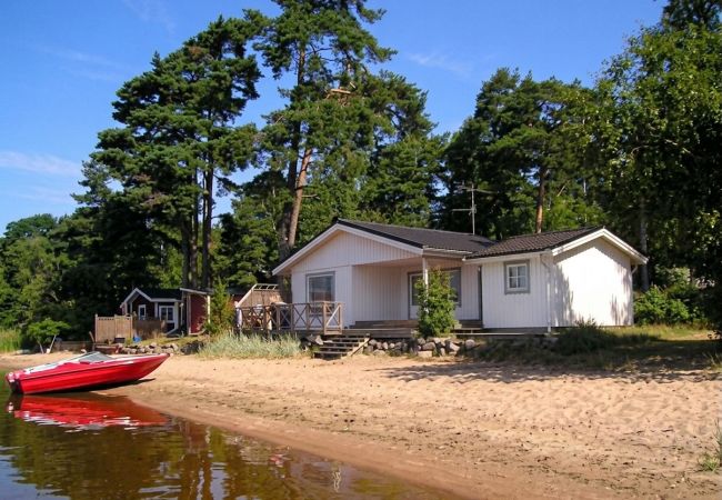 Stuga i Örby - Modern stuga med fantastiskt strandläge!