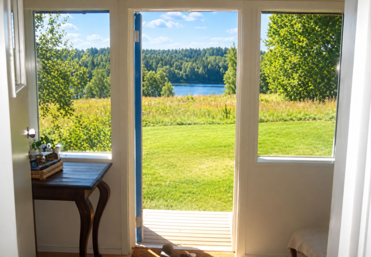 Stuga i Stjärnhov - Avskilt vid en idyllisk skogssjö