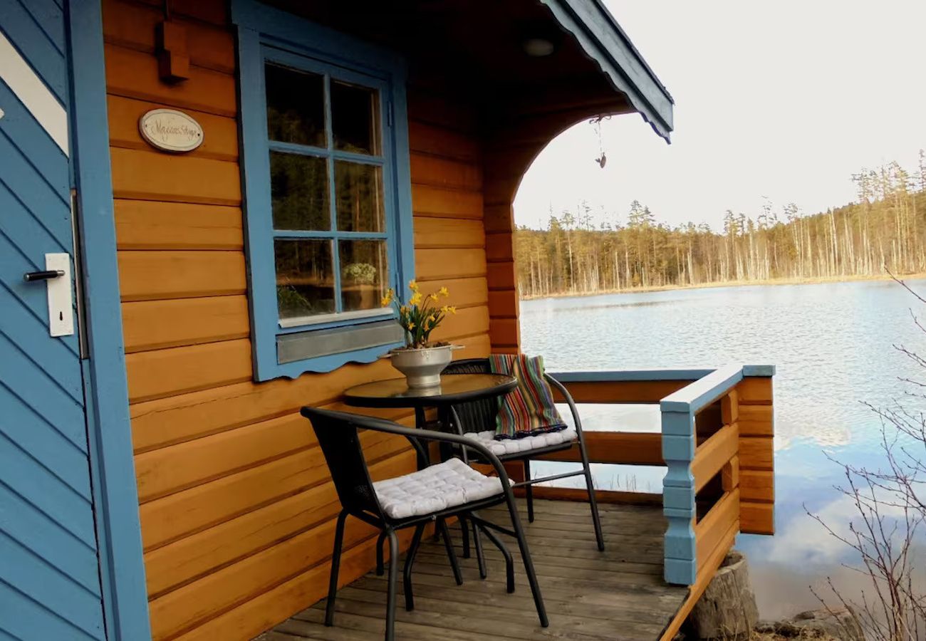 Stuga i Kopparberg - Ministuga vid en damm i Bergslagen