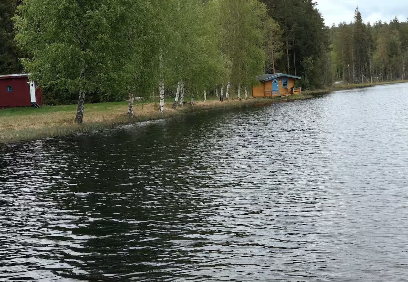Stuga i Kopparberg - Ministuga vid en damm i Bergslagen