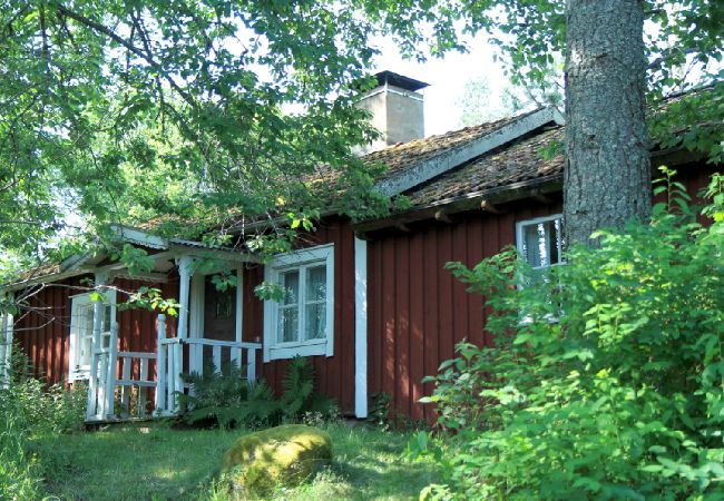 Stuga i Kisa - Timmerstuga i södra Sverige i avskilt läge Stuga i Kisa - Timmerstuga i södra Sverige i avskilt läge