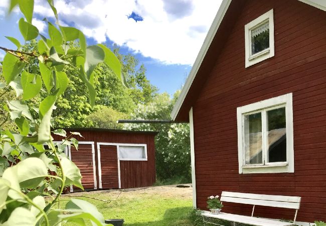 Stuga i Fagerhult - Röd liten stuga i ljuvligaste Småland Stuga i Fagerhult - Röd liten stuga i ljuvligaste Småland