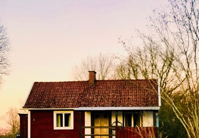 Stuga i Fagerhult - Röd liten stuga i ljuvligaste Småland Stuga i Fagerhult - Röd liten stuga i ljuvligaste Småland