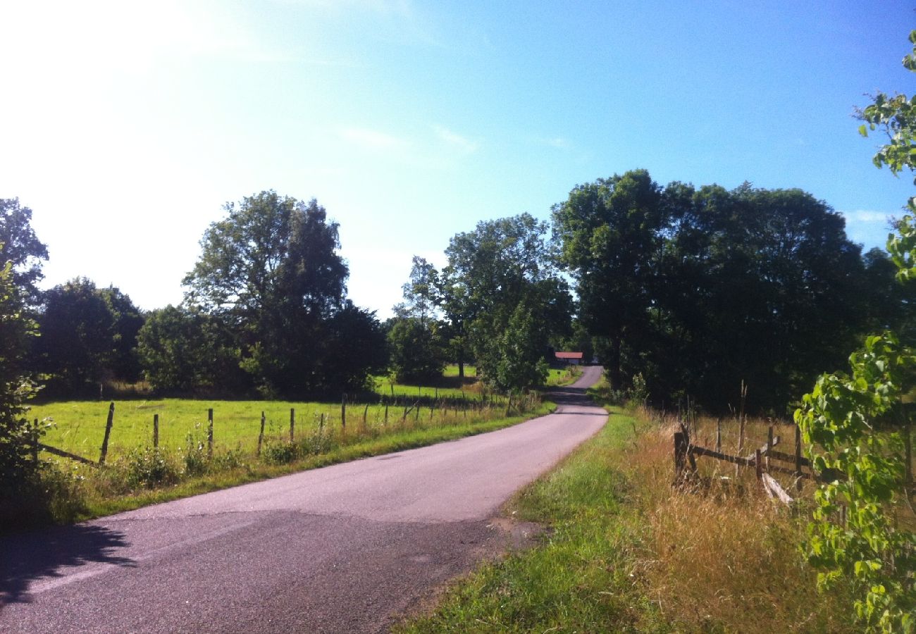 Stuga i Fagerhult - Röd liten stuga i ljuvligaste Småland