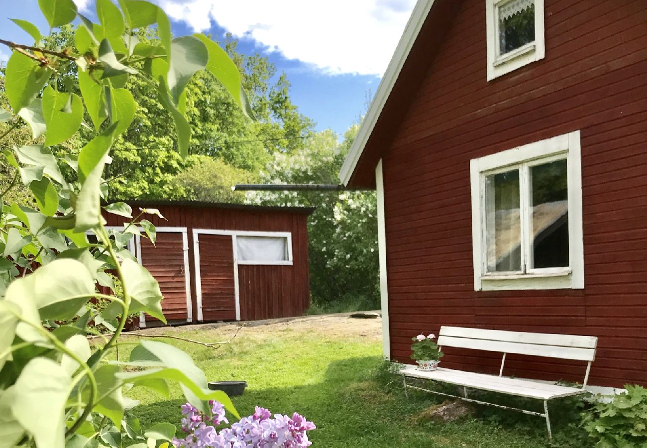 Stuga i Fagerhult - Röd liten stuga i ljuvligaste Småland