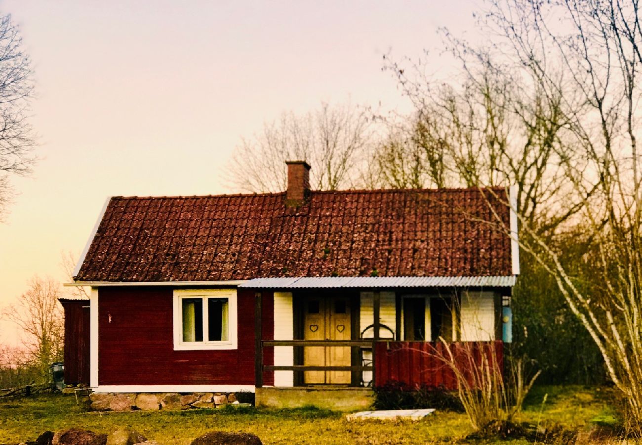 Stuga i Fagerhult - Röd liten stuga i ljuvligaste Småland