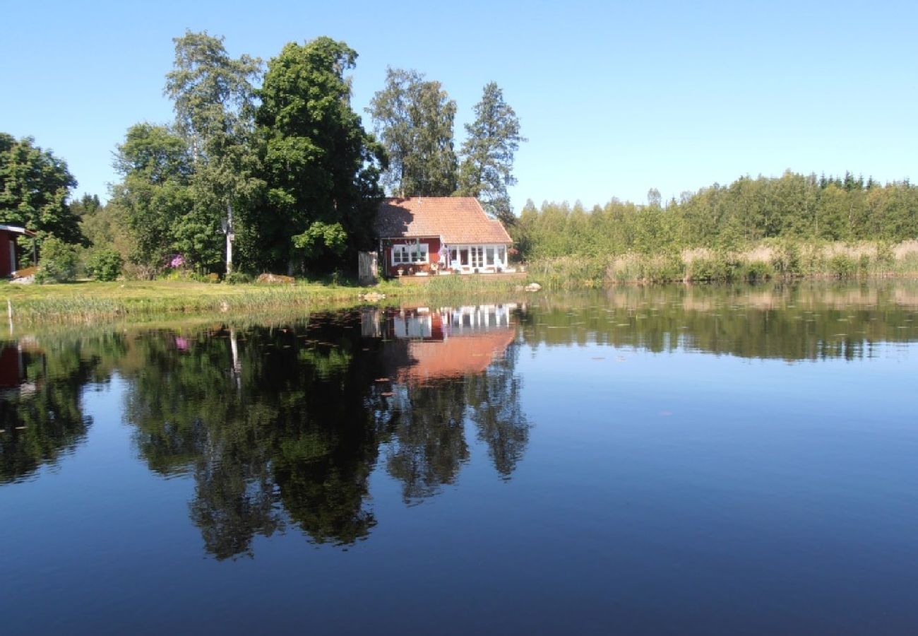 Stuga i Björklinge - Stuga direkt vid sjön