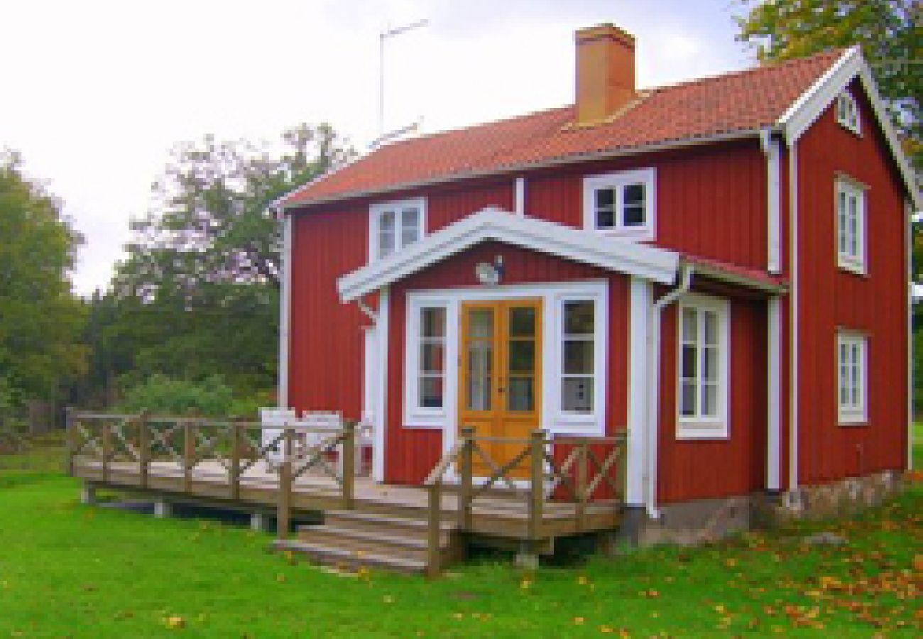 Stuga i Vissefjärda - Mysig stuga i de småländska skogarna nära sjön med båt, internet och bastu vid sjön