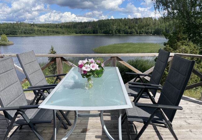 Stuga i Mörlunda - Semester direkt vid sjön i Småland och utan grannar