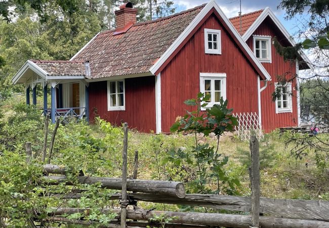 Stuga i Mörlunda - Semester direkt vid sjön i Småland och utan grannar