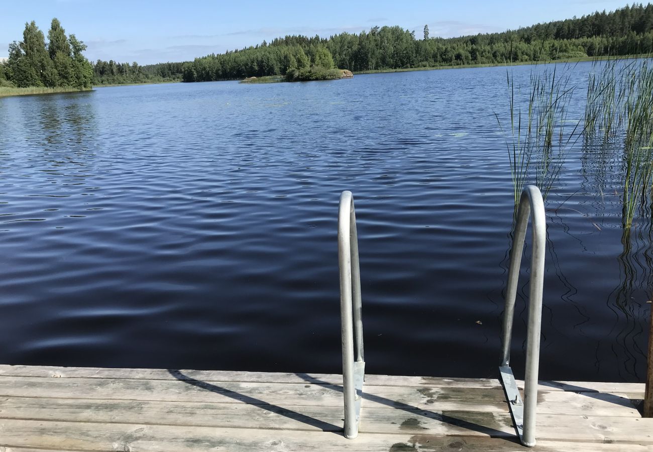 Stuga i Mörlunda - Semester direkt vid sjön i Småland och utan grannar