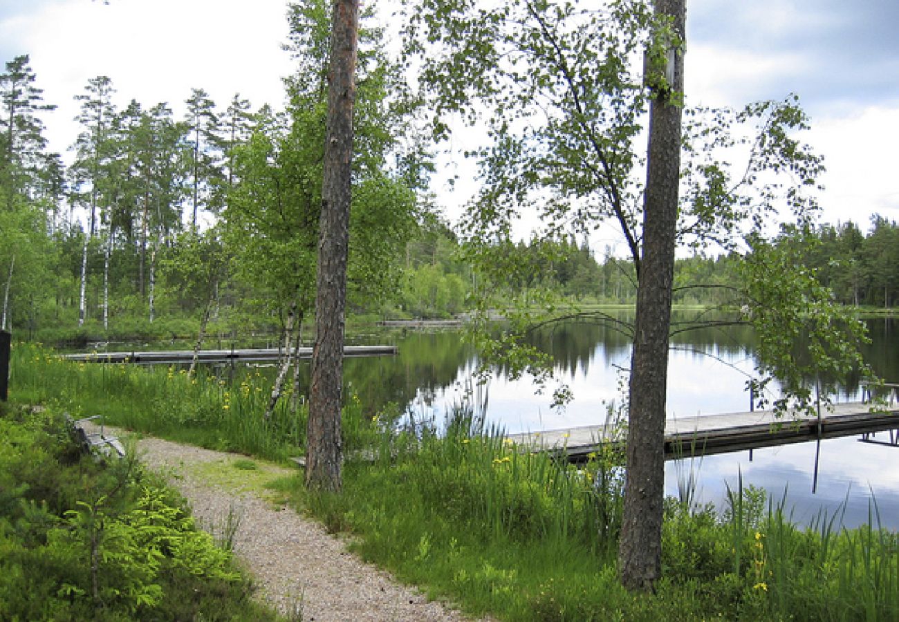 Stuga i Älmeboda - Fritidshus för upp till åtta semesterfirande, omgivet av skog och sjö