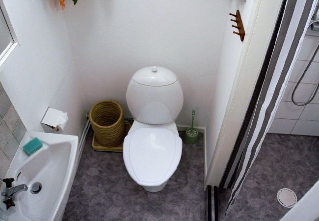 Stuga i Ronneby - Toppläge på havstomt med egen uteplats vid vattnet. Stuga i Ronneby - Toppläge på havstomt med egen uteplats vid vattnet.