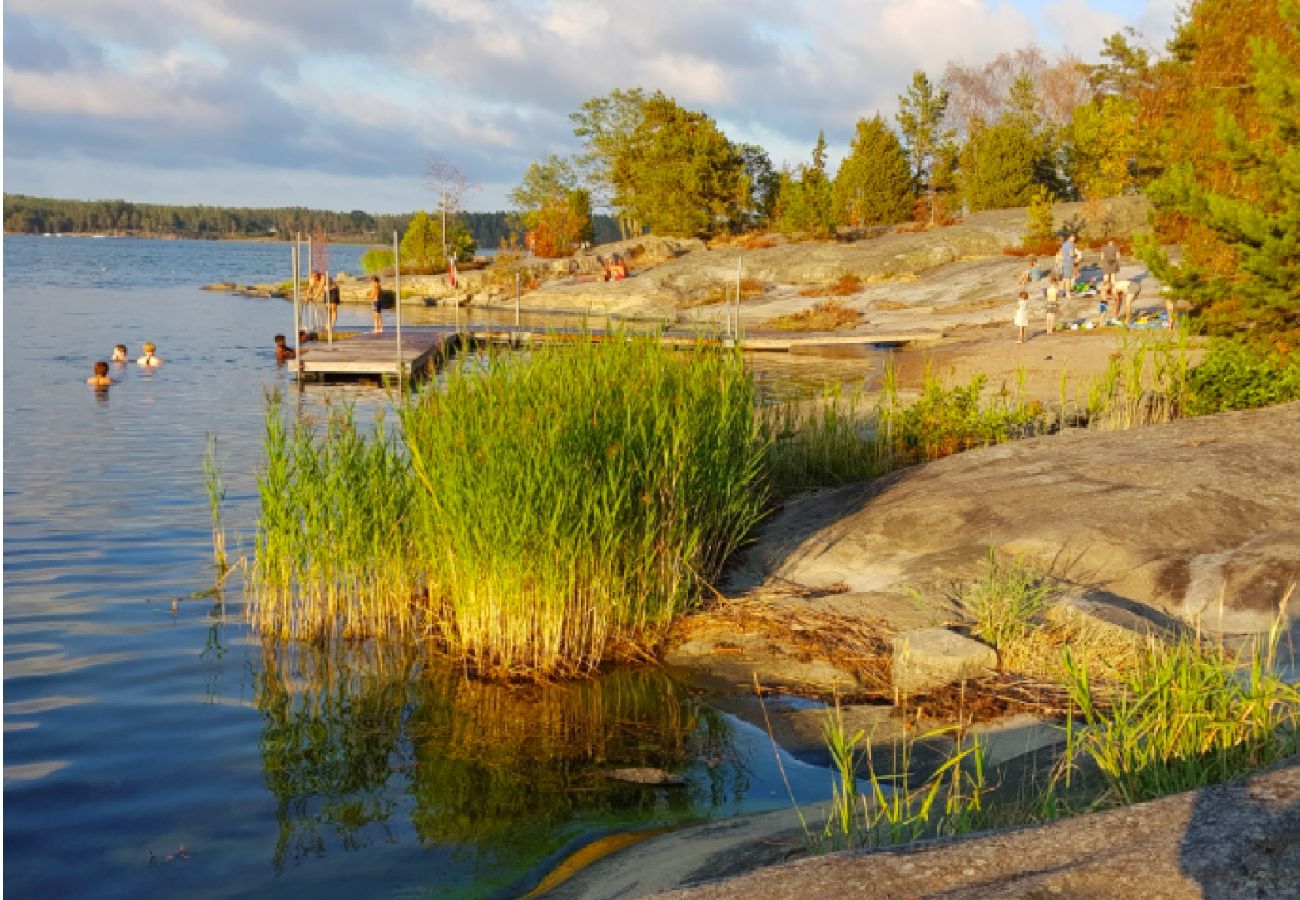 Stuga i Valdemarsvik - Skärgårdsstuga vid Östersjön med delvis havsutsikt