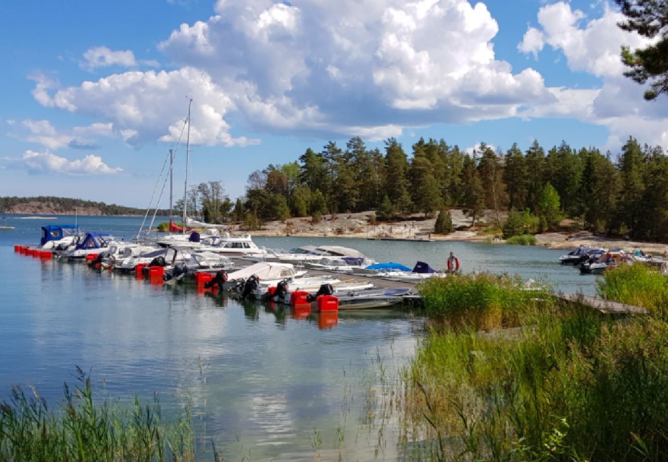 Stuga i Valdemarsvik - Skärgårdsstuga vid Östersjön med delvis havsutsikt