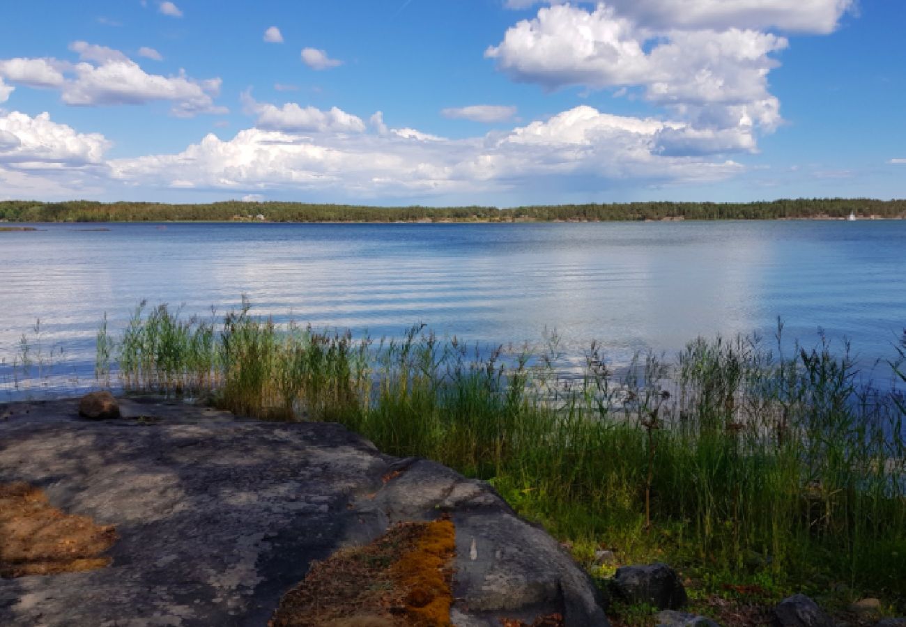 Stuga i Valdemarsvik - Skärgårdsstuga vid Östersjön med delvis havsutsikt