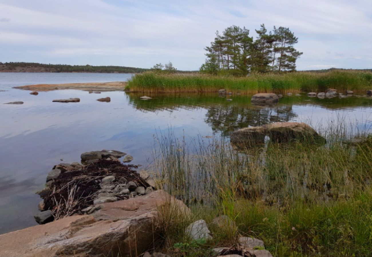 Stuga i Valdemarsvik - Skärgårdsstuga vid Östersjön med delvis havsutsikt