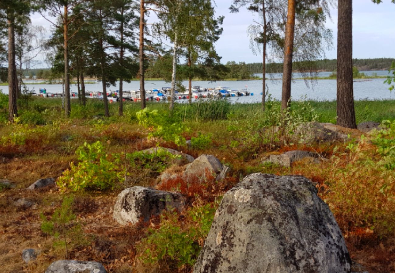 Stuga i Valdemarsvik - Skärgårdsstuga vid Östersjön med delvis havsutsikt