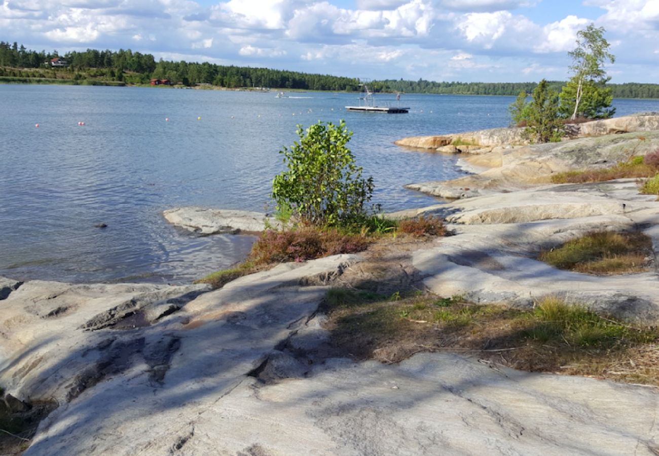 Stuga i Valdemarsvik - Skärgårdsstuga vid Östersjön med delvis havsutsikt
