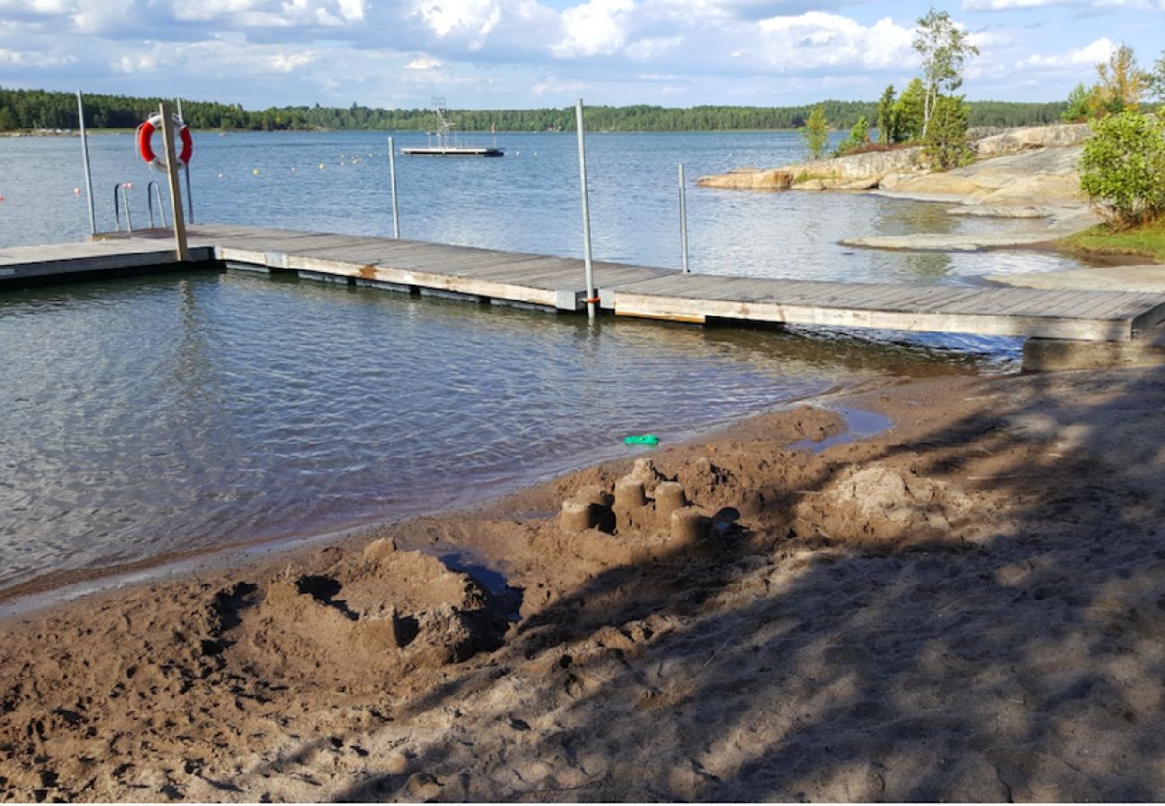 Stuga i Valdemarsvik - Skärgårdsstuga vid Östersjön med delvis havsutsikt