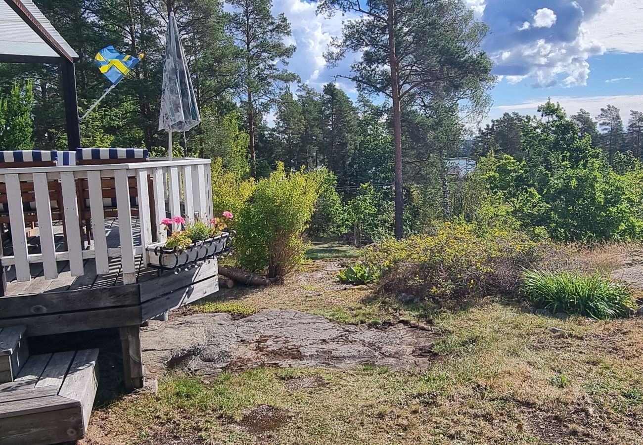 Stuga i Valdemarsvik - Skärgårdsstuga vid Östersjön med delvis havsutsikt