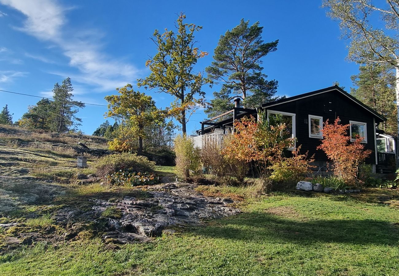 Stuga i Valdemarsvik - Skärgårdsstuga vid Östersjön med delvis havsutsikt