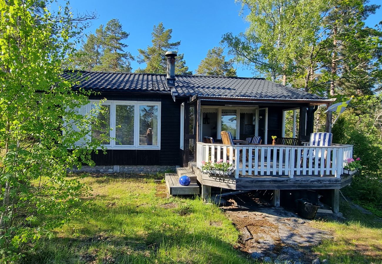 Stuga i Valdemarsvik - Skärgårdsstuga vid Östersjön med delvis havsutsikt