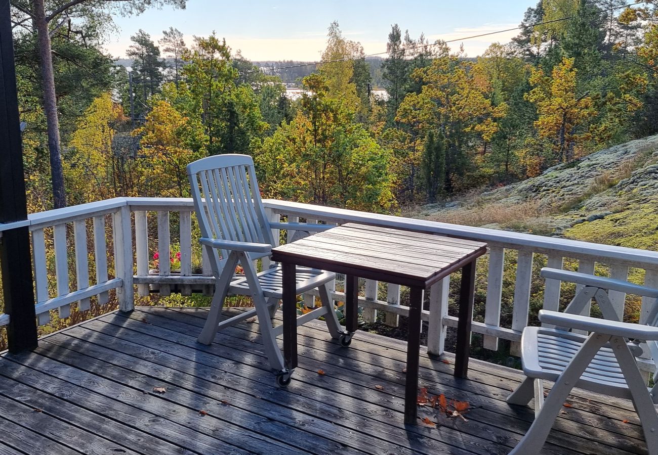Stuga i Valdemarsvik - Skärgårdsstuga vid Östersjön med delvis havsutsikt