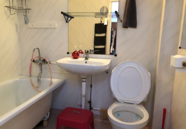 Stuga i Tived - Semester på gård med egen båt Stuga i Tived - Semester på gård med egen båt