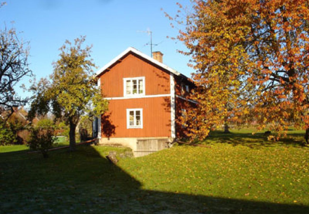 Stuga i Tived - Semester på gård med egen båt