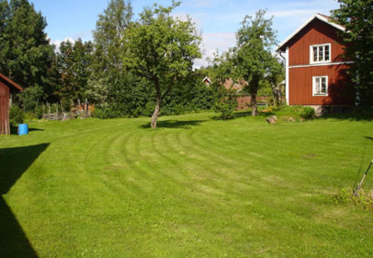 Stuga i Tived - Semester på gård med egen båt