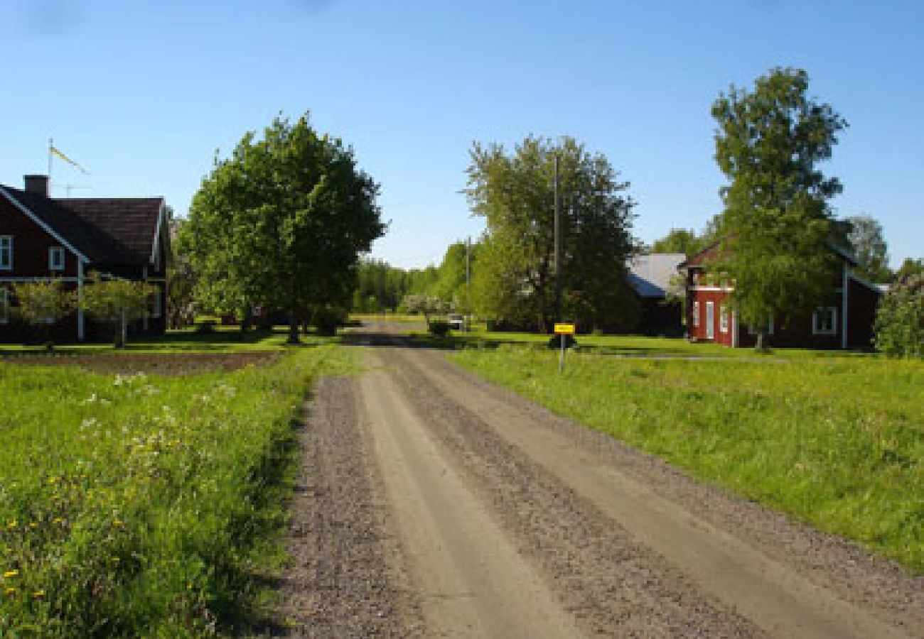 Stuga i Tived - Semester på gård med egen båt