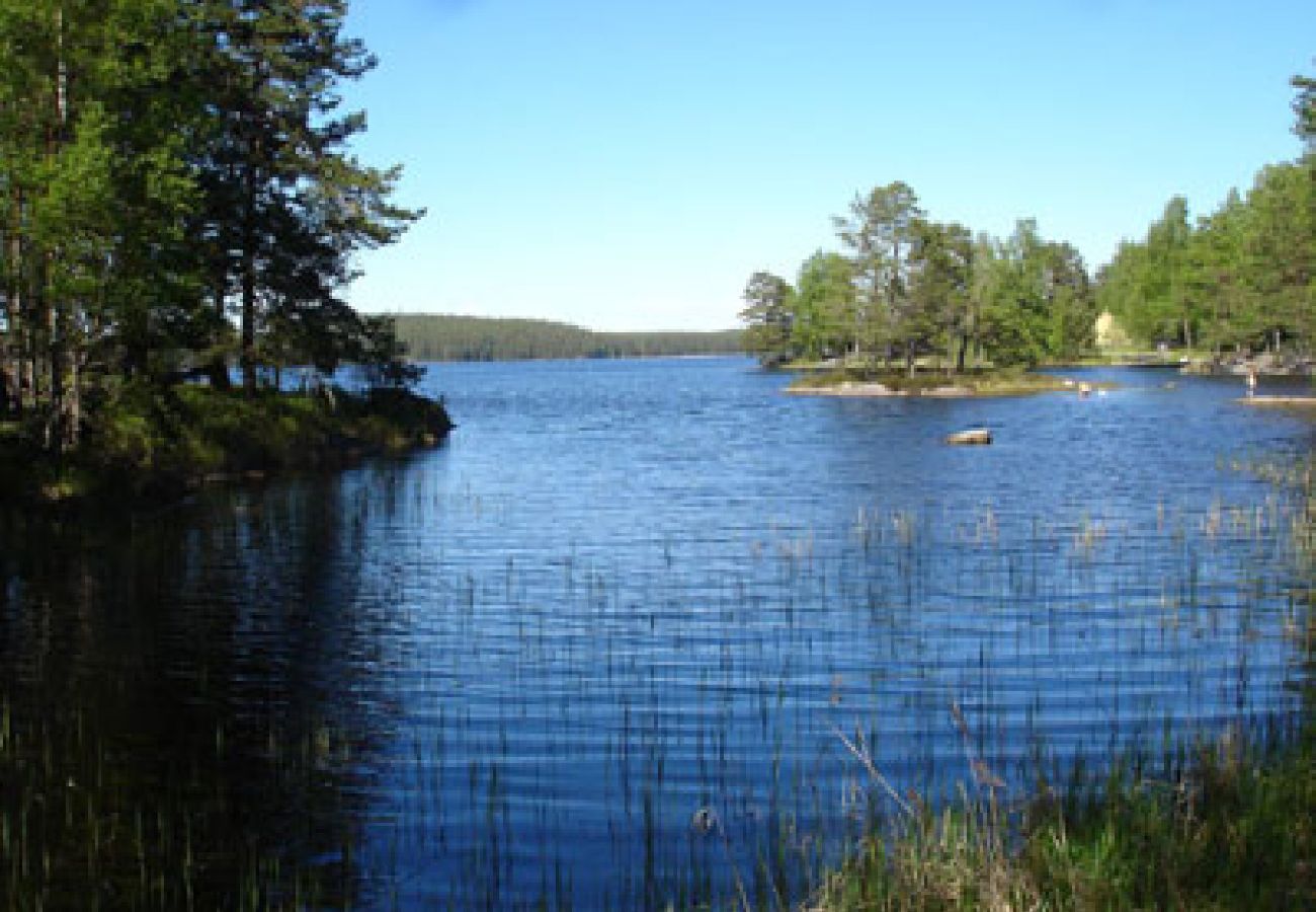 Stuga i Tived - Semester på gård med egen båt