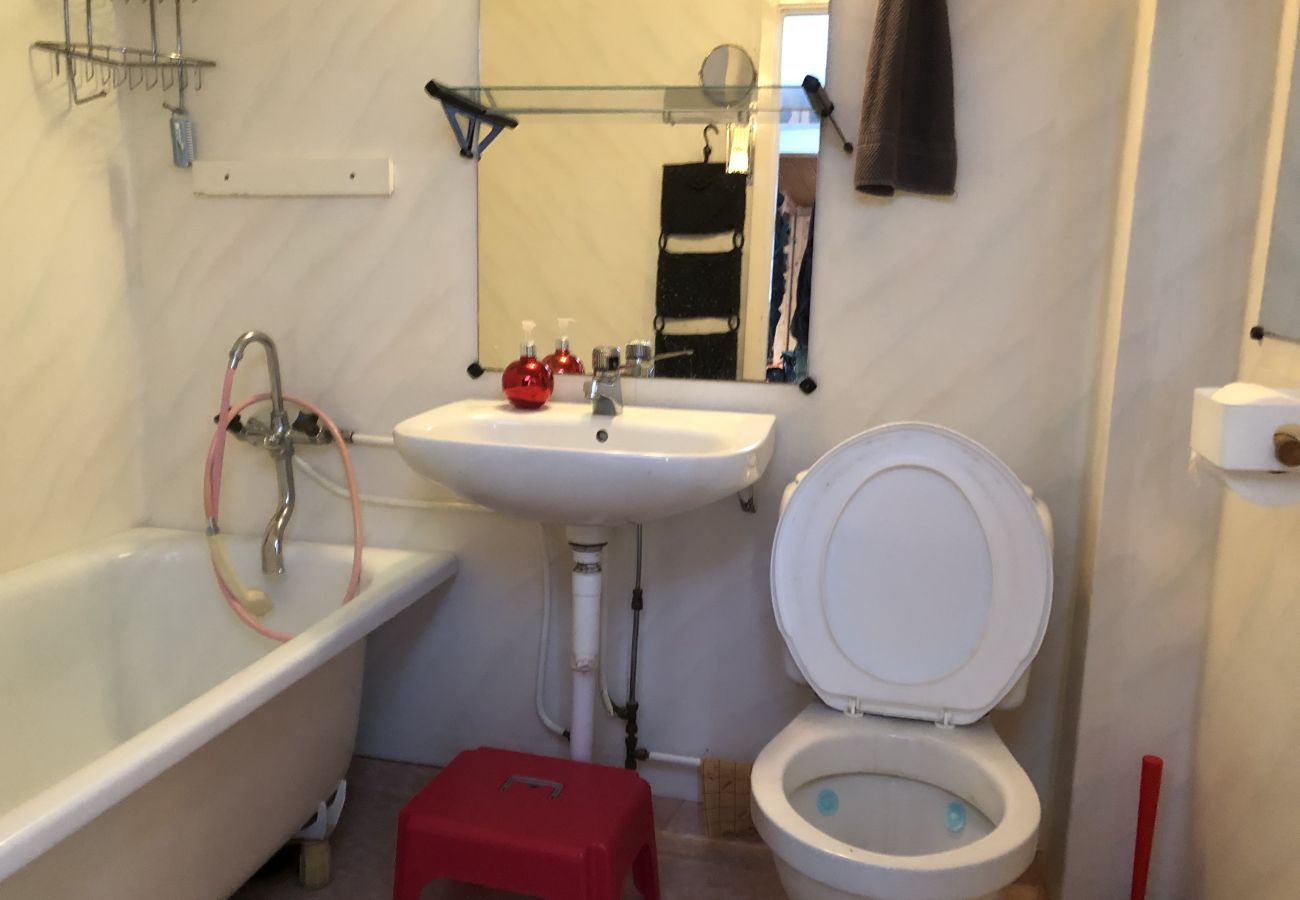 Stuga i Tived - Semester på gård med egen båt