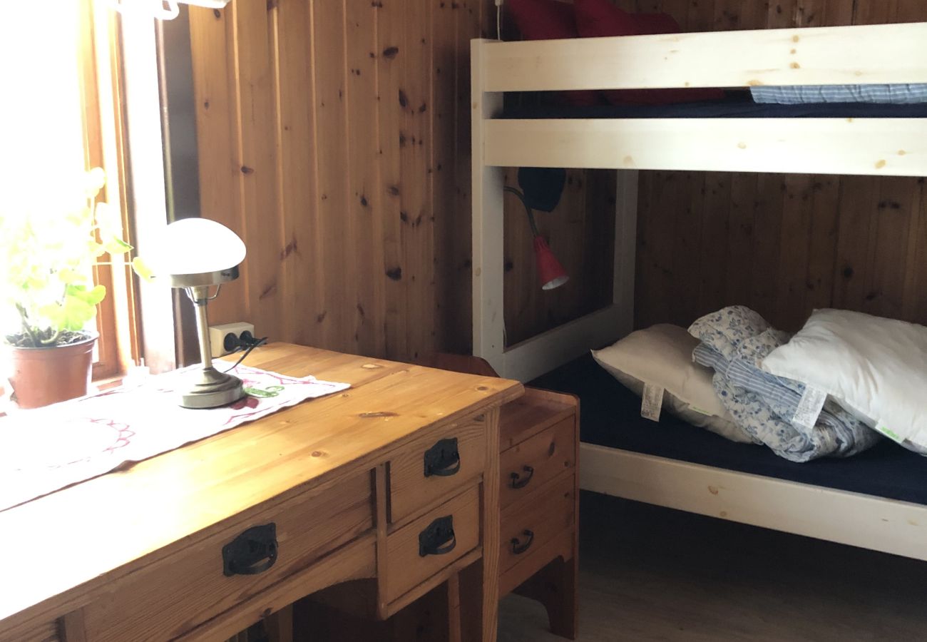Stuga i Tived - Semester på gård med egen båt