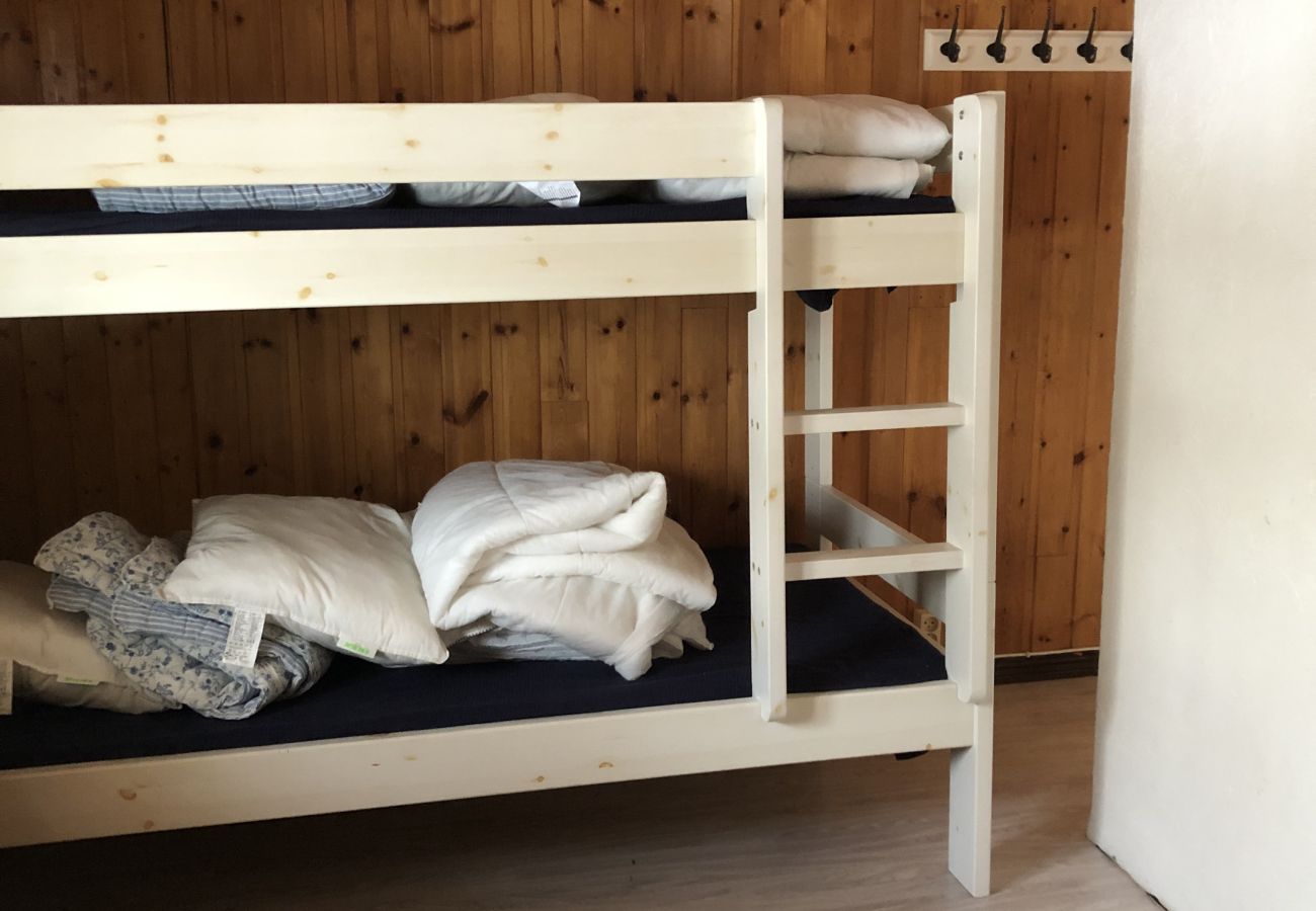 Stuga i Tived - Semester på gård med egen båt