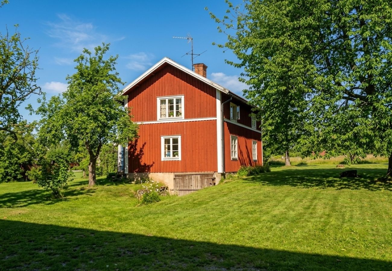 Stuga i Tived - Semester på gård med egen båt
