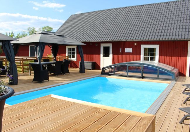 Stuga i Väckelsång - Stort bekvämt fritidshus med privat pool, motorbåt och sjöutsikt