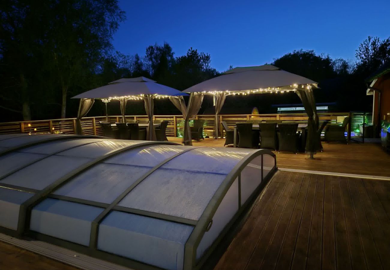 Stuga i Väckelsång - Stort bekvämt fritidshus med privat pool, Spa, motorbåt och sjöutsikt