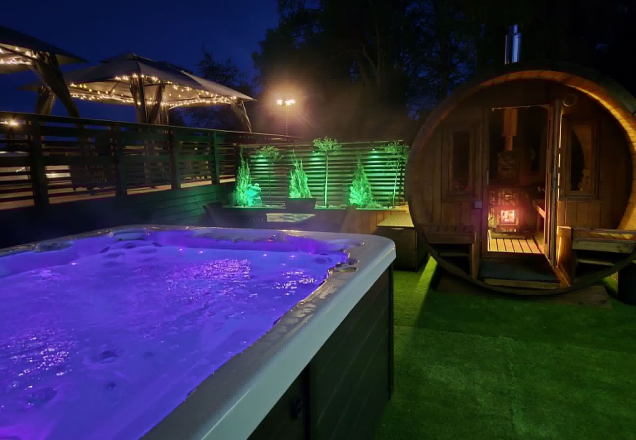 Stuga i Väckelsång - Stort bekvämt fritidshus med privat pool, Spa, motorbåt och sjöutsikt