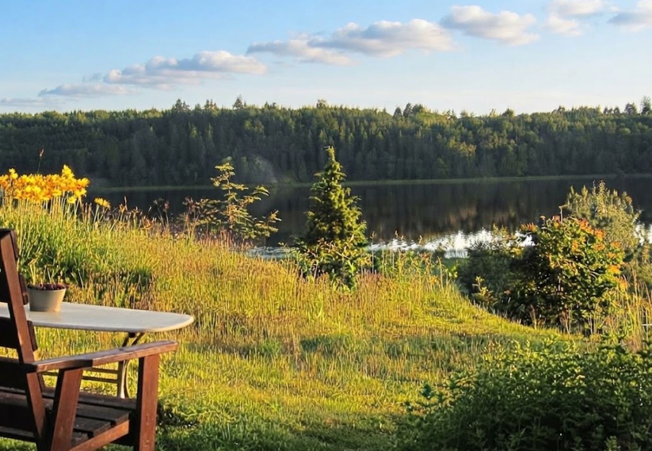 Stuga i Finspång - Stuga med utsikt över sjön Glan