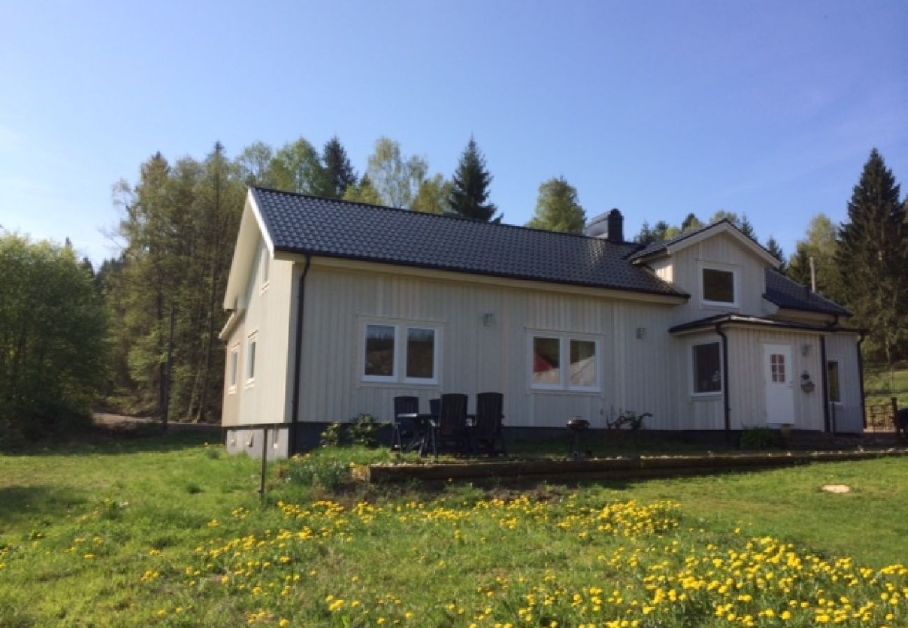 Stuga i Veddige - Stort och sjönära fritidshus i utkanten av skogen 