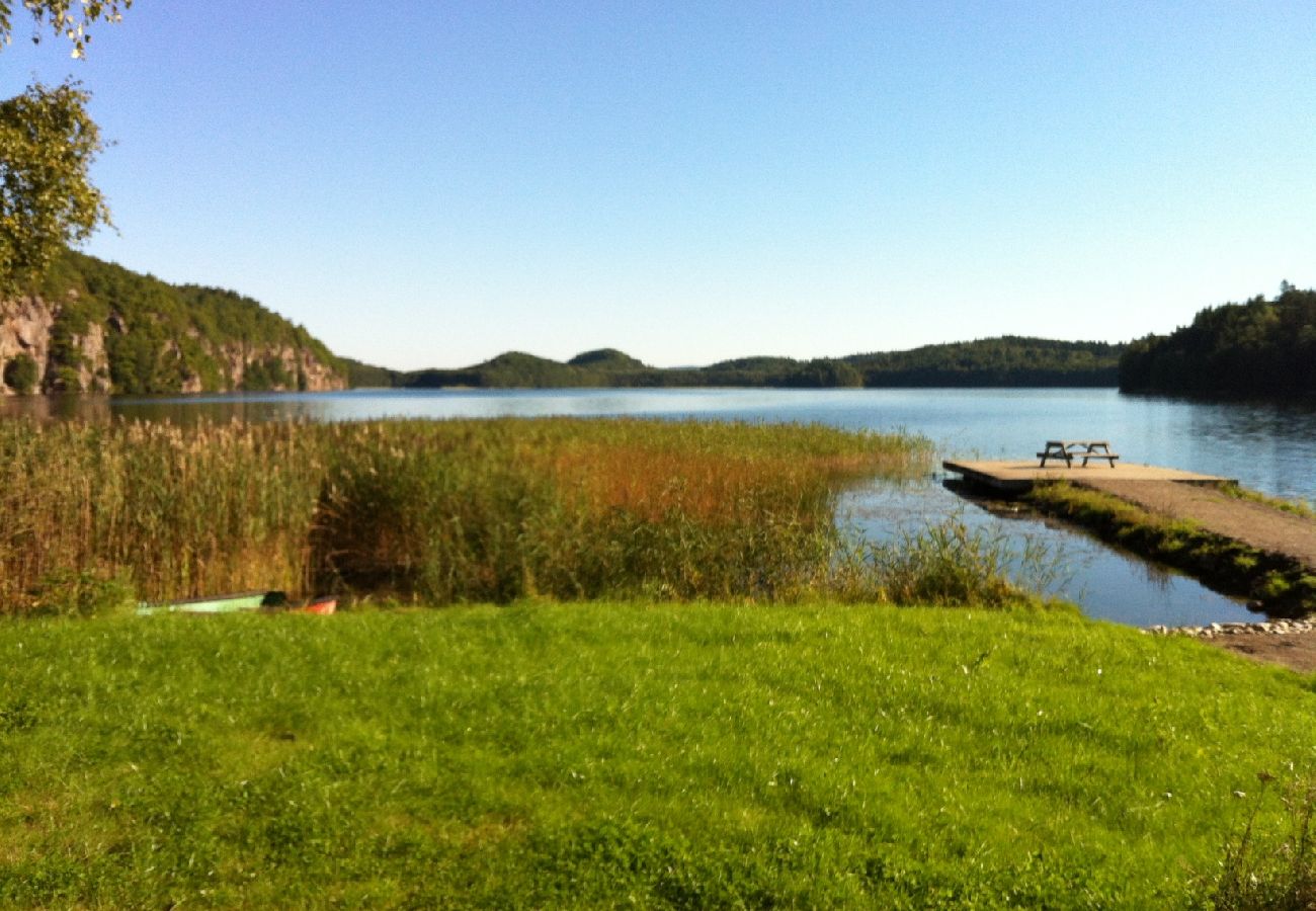 Stuga i Veddige - Stort och sjönära fritidshus i utkanten av skogen 