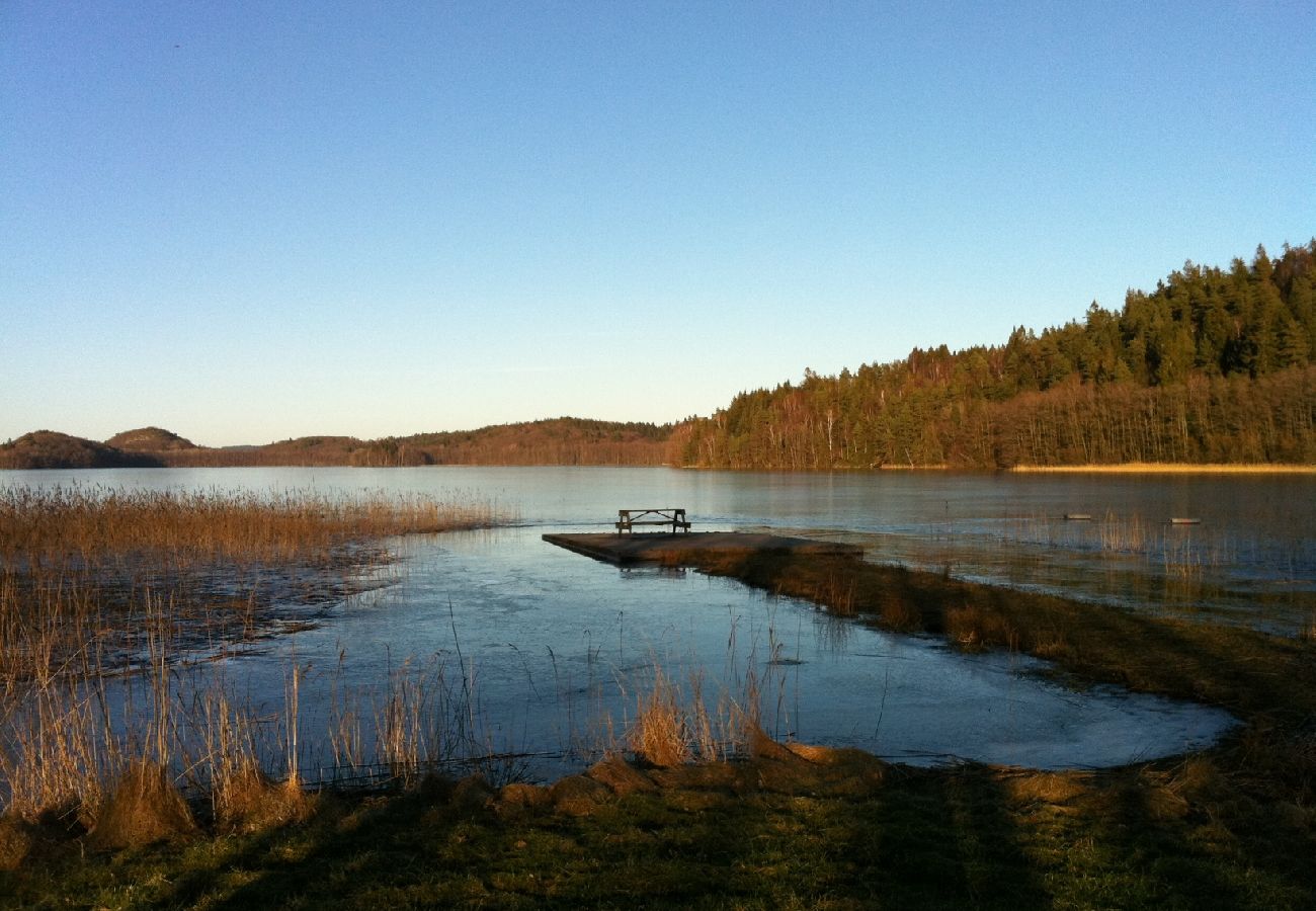 Stuga i Veddige - Stort och sjönära fritidshus i utkanten av skogen 