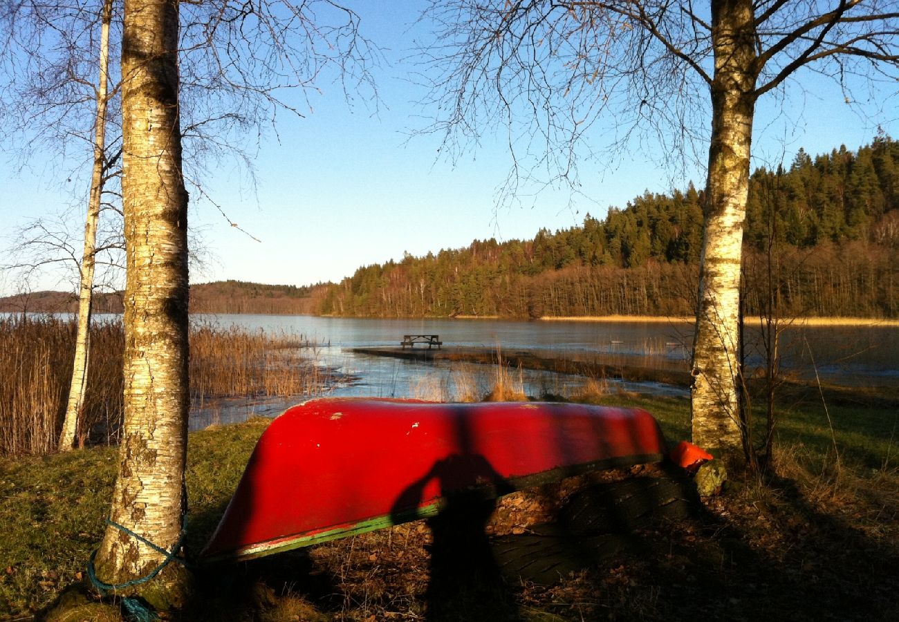 Stuga i Veddige - Stort och sjönära fritidshus i utkanten av skogen 