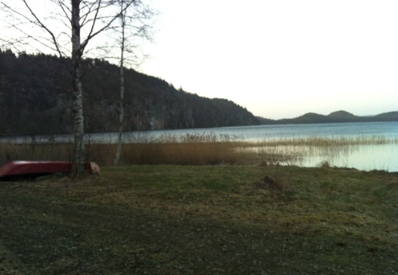 Stuga i Veddige - Stort och sjönära fritidshus i utkanten av skogen 