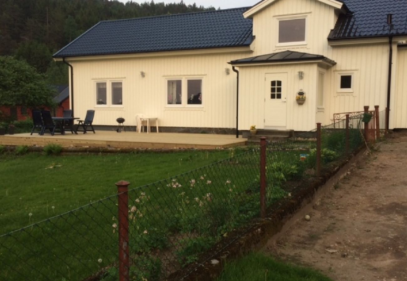 Stuga i Veddige - Stort och sjönära fritidshus i utkanten av skogen 