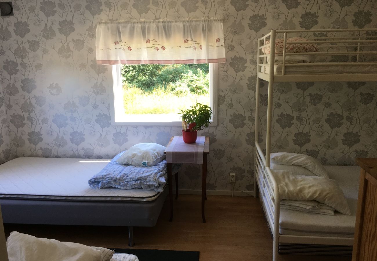 Stuga i Veddige - Stort och sjönära fritidshus i utkanten av skogen 